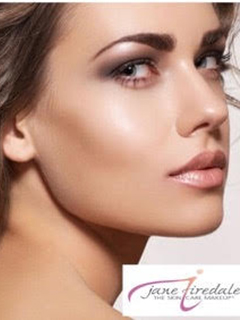 Woman with natural makeup Jane Iredale